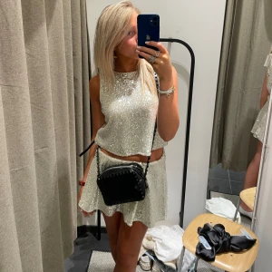 GLITTER SET - säljer detta asssss coola glitter sett. Aldrig använt prislapparna kvar. Skit snygg till nån tema fest eller bara allmänt ! Speciellt nu till sommaren💕 jag älskar de.