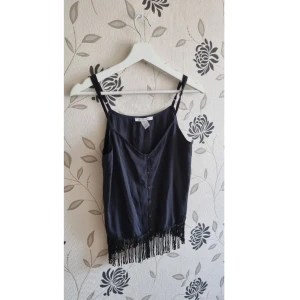 NLY Trend, svart top, Strl: 36/S, sommar, fransar. frill, v-ringad, "fringe top" - NLY Trend, svart top, Strl: 36/S, sommar, fransar. frill, v-ringad, "fringe top"