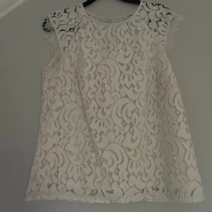 Spetstopp  - Jättegullig spetstopp från Holly whyte, jättefint skick! Skriv vid frågor ☺️