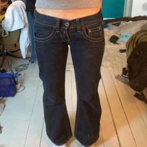 Replay Jeans - As snygga lågmidjade replay jeans. Mycket bra skick. Storlek 28/32 men mer som 27/32! Hör av vid eventuella frågor!!🩷🩷🩷