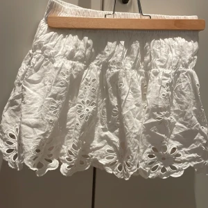 Zara kjol!! - Säljer denna supersnygga och populära kjolen från zara barn. Jättebra skick och inga defekter. Har shorts under vilket är väldigt praktiskt 🥰 perfekt till sommaren! 