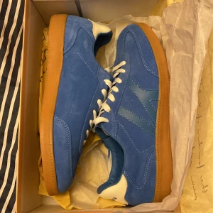 Blå snygga skor - Ett par tvär feta blåa skor aldrig använda har kvitto och box och extra skosnören. Köpta för 1499kr och säljer den för 500kr