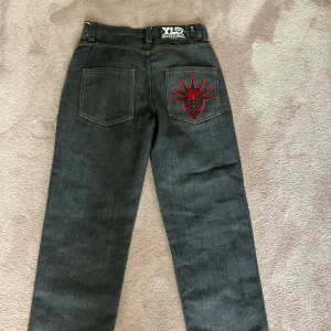 YLD byxor😍 - Säljer dessa jätte fina byxor från YLD(Your local dealer) med fint tryck på bakfickan. då det är för korta för mig! Strlk står inte i byxorna men skulle säga att det är runt W26, längden passar för någon som är lite kortare vid ca 155 cm!🫶🏻 