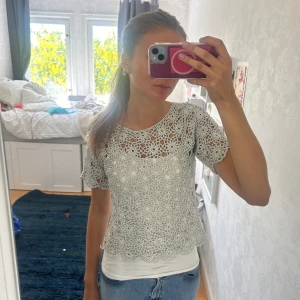 Somrig topp - Virkad topp i blommigt mönster perfekt för sommaren!! Superfin till vardag/ fest 💗🪩 Har inget märke eller storlek men jag skulle säga att den är storlek S 🫶 Förem är blå/grön. 