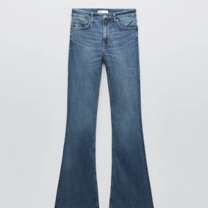 Medelhög bootcut jeans  - Flare jeans från Zara