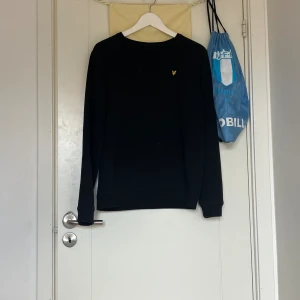 Lyle Scott tröja - Hej! Säljer denna Lyle Scott tröjan, svart. Knappast använd, skickas spårbart såklart, skriv vid intresse!
