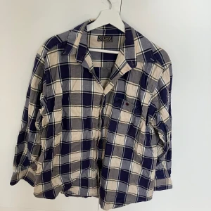 Blå rutig skjorta  - Oversized blåvit skjorta med vinröda detaljer