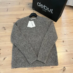 Acne studios sweatshirt  - Hej! Säljer nu min helt nya acne tröja. Säljer pga att den aldrig används. Allt og medföljer från köp, nypris 3300kr. Sjukt bra pris
