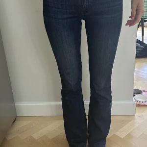 Lågmidjade jeans Mih - Supersnygga lågmidjade jeans från Mih, strl 24. 