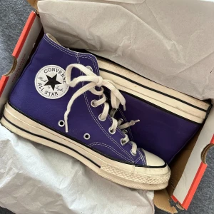 Lila converse skor - Superfina converse i storlek 39 som tyvärr inte kommer till användning längre, väldigt bra skick då de är använda fåtal gånger🤗Nypris: 799kr, jag säljer för halva priset men  pris kan såklart diskuteras❣️