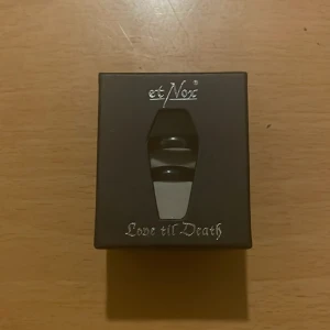 Kärleksringar löfte - Två jättefina svarta ringar med texten ”love til death” i båda. Kommer i en fin förpackning. Säljer då den ej passade min kille. Den ena ringen är större än den andra då den är tänkt till en man och en kvinna. En jättesöt present till sin partner. 🌺