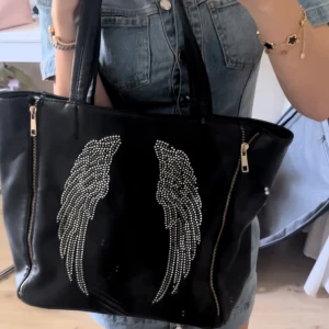 Väska  - Jag säljer min jättefina väska som är perfekt när man ska ha med sig lite mer saker. Säljer av anledningen att den inte kommer till användning. Jättefint skick! 💞