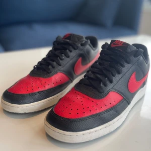 Nike COURT VISION - Bra skick Säljer för att de är för små  Färg : Röd, svart