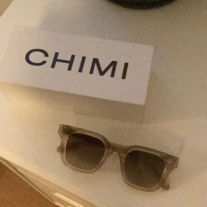 chimi 04 ecru - säljer mina chimi i 04 ecru eftersom att de ej kommer till användning, köptes för 1250kr (har kvitto) 💗 säljer för 1000kr för att de endast är använda 1 gång, därför är de i väldigt bra skick!💗 fina nu till sommaren! pris går alltid att diskuteras💗