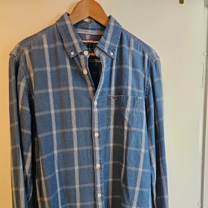 Tommy Hilfiger skjorta - Skjorta i storlek L, knappt använd och i väldigt gott skick. 