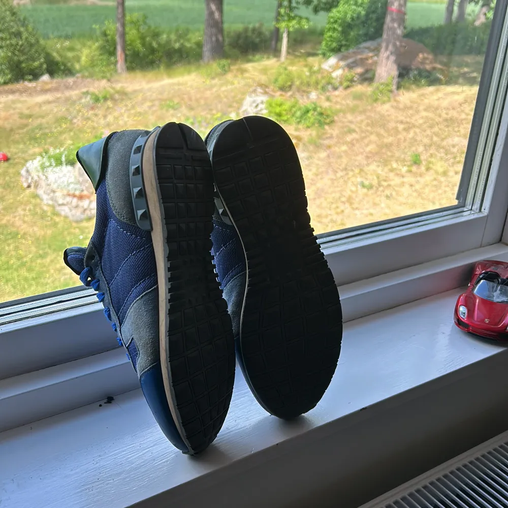 Hej och välkomna till bearys resell jag säljer nu mina valentino rockrunners i väldigt bra skick endast en liten fläck annnars top skick endast skorna tillkommer vid köp skriv till mig för fler bilder och frågor angående skorna 👟 mvh bearys resell 👟🐺. Skor.