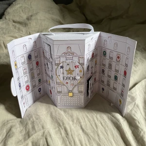 Dior eau de parfum - Dior box med 5 st mini eau de parfum. Alla nästan helt nya. Köpt på Arlanda för typ 1000kr minns inte riktigt men säljer för bra pris 💞