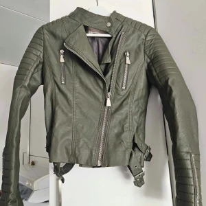 Voyelles skinnjacka - Storlek 36. Lite skadad i innerfodret, se bild. Men syns inte när man använder den därav det låga priset.