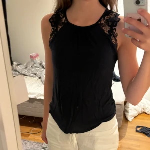 Gulligt spets linne - Fint linne med spets från HM. Knappt använt. Passar superbra nu till sommaren💗