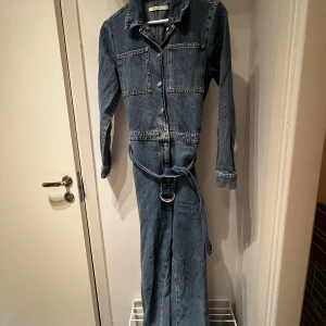 Denim Jumpsuit  - Jeansjumpsuit från NA-KD i fint skick 