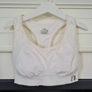 Vit sport-bh strl S - Från Newline. Aldrig använd. Endast upptvättad.