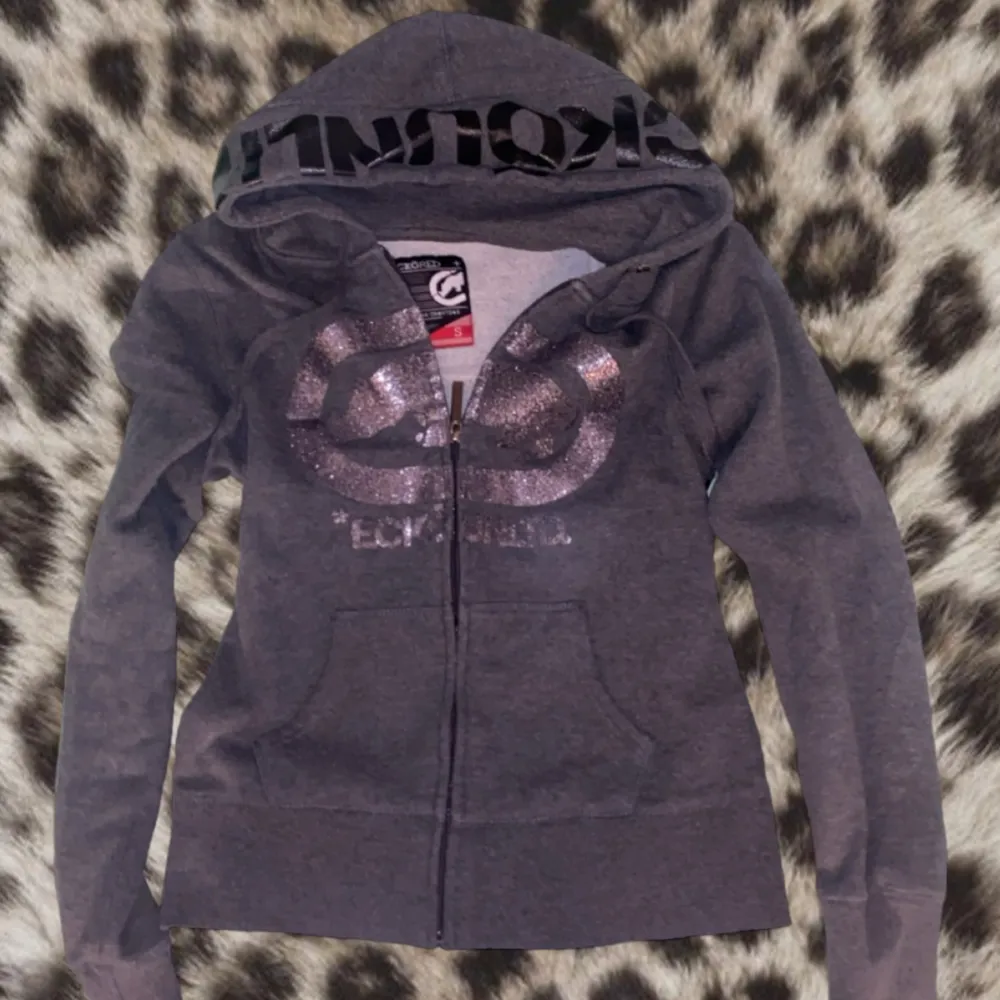 Super fin grå zip up hoodie som glänser💖de är merket ecko red villket är samma märke som ecko unltd❤️. Hoodies.