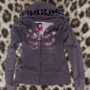 Super fin grå zip up hoodie som glänser💖de är merket ecko red villket är samma märke som ecko unltd❤️