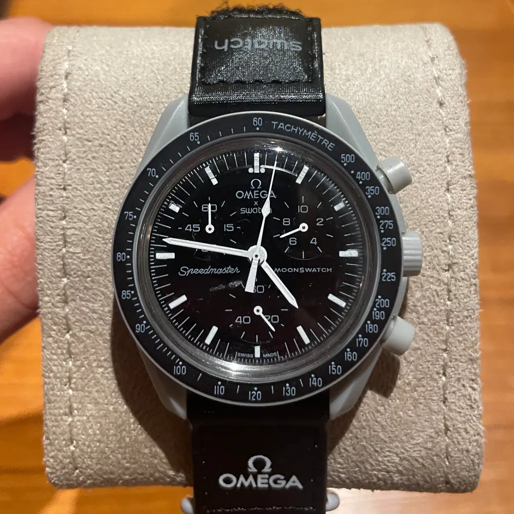 Hej! Säljer nu denna sjukt eftertraktade omegaXswatch klocka. Modellen heter mission to moon. Sjukt stilren och funkar ihop med allt. Nypris på merchsweden ligger på 5999kr. Accessoarer.