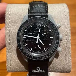 Hej! Säljer nu denna sjukt eftertraktade omegaXswatch klocka. Modellen heter mission to moon. Sjukt stilren och funkar ihop med allt. Nypris på merchsweden ligger på 5999kr