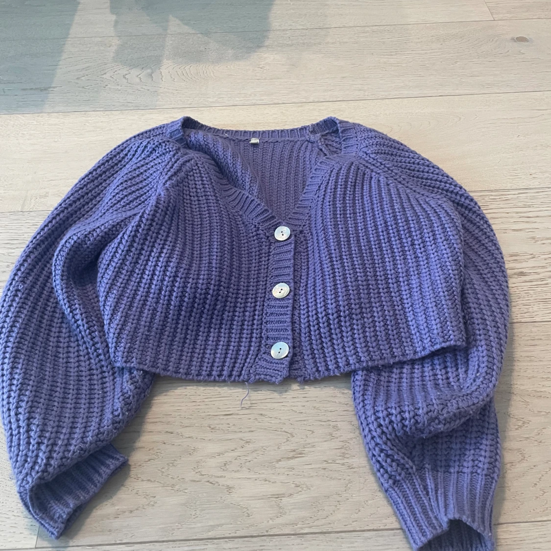 Stickad kort lila tröja