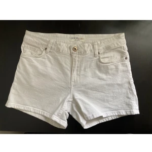 Vita jeansshorts, stl 36 S, regular waist, basic, klassisk, denim - Klassiska vita jeansshorts med normal midja, lätta slitningar. Missfärgad midja från bälte, mycket försvann i tvätten så kanske går det att få bort ännu mer. Mått får ej plats - fråga gärna!