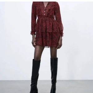 Zara klänning - Säljer denna zara klänning knappt använd. Har tyvärr ingen bild på