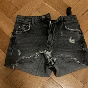 Jeans Shorts - Så snygga shorts från zara som är väldigt lite använda, perfekta till sommaren och passar till både en tjocktröja och en topp. Dessa fungerar verkligen till allt och alla färger!💕