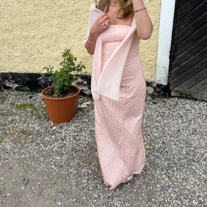 Säljer min fina balklänning💗🌸✨ - Säljer nu min fina balklänning, den är aprikos färgad och har pressveck hela vägen ner. I toppskick då den bara är använda en gång! Den är insydd för att passa xs men går att sprätta upp för att passa 38/M. Sjalen medkommer😊💕