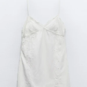 Zara klänning🫶 - Säljer världens sötaste zara klänning i storlek XS (slutsåld), helt ny med prislapp kvar🙏💗perfekt nu inför sommarn, även för student/ skolavslutning🫶 säljer pga den va för liten