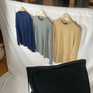 Merino/Kashmirtröjor (Nya) - Tjena säljer helt nya tröjor i 70% Merinoull och 30% Kashmir från mitt klädföretag. De finns i färgerna på första bilden och i storlekarna S,M & L. Kolla in mina tidigare annonser för mer info. Hör av dig om du har några frågor!