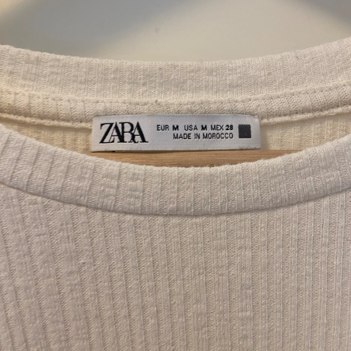 T-shirt med volanger  - 90