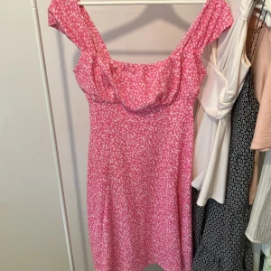 Rosa klänning  - Älskar och ser så fin ut! Inga defekter. För fler bilder kan du kontakta mig. Kan sänka priset om det är en snabb affär. Är 164cm lång.