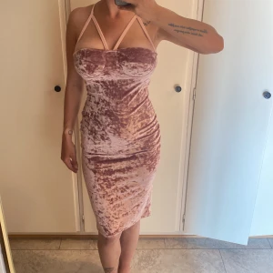 Klänning  - Prislappen är fortfarande på, Gott som ny