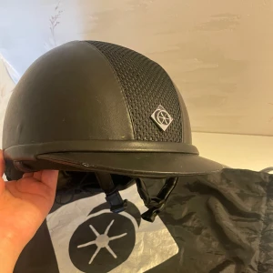 Ridhjälm Charles owen  - Säljer denna fina Charles owen ayr8 plus leather look hjälmen i fint skick, ytterst lite skrapmärken.  Nypris ca4600kr. 