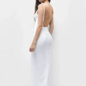 Vit maxiklänning Pull & Bear - Vit tight långklänning från Pull & Bear i storlek M. Helt oanvänd, tags kvar. Axelband som man kan knyta på olika sätt. Kan mötas upp i Stockholm alt skicka! 🤍