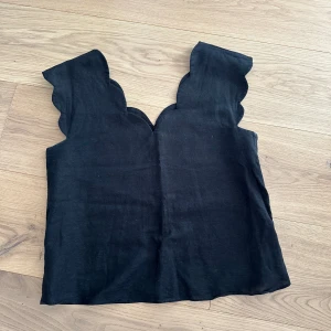 Superfin topp från & Other stories, strl 38 - Linnetopp från & Other stories i strl 38. Superfin v ringad både framtill och i ryggen. Sparsamt använd. 