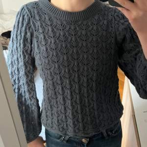 En jättefin blå/grå tröja från Lindex, virkad med lite kortare armar💙 Använd ett fåtal gånger, i väldigt bra skick. Normal i storleken.