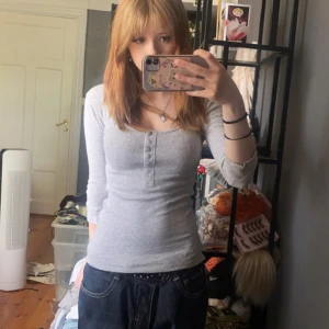 Grå tröja - Jätte söt och fin grå tröja med knappar💖