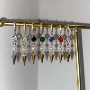 Örhängen  - Jättefina örhängen i rostfritt stål 🩷Modell ”Francesca”. Köp 1 för 69kr eller ett par för 129kr.