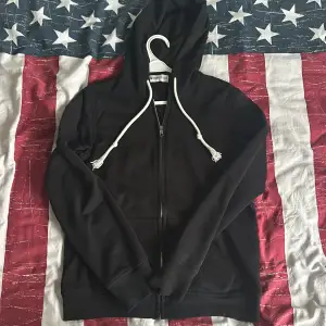 Bra kvalitet, har använt den fåtal gånger då den kom i fel storlek, kan tyvärr inte lämna tillbaks eftersom lappa är borttagen. Därför säljer jag zip hoodie för dom som vill köpa