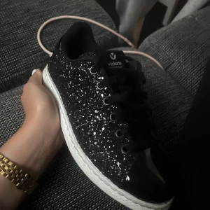 Glitter Skor  - Säljer nu mina otroligt fina glitter skor som tyvärr inte kommit till användning! Går inte och få tag längre! Bra skick och inga defekter, använda fåtal gånger💗 använd gärna köp nu! Pris kan oxå diskuteras vid snabb affär💗