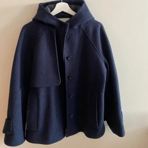 COS jacka - Säljer min COS jacka, använd under 1 vinter sparsamt, ser nästan helt ny ut och inga defekter.  Tar bud 