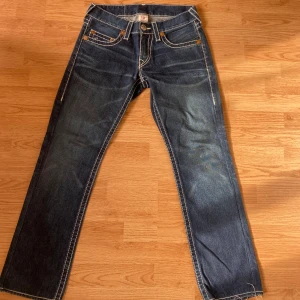 True Religion Jeans - !skicka bud för snabb affär! Feta true religion jeans, storlek 30 midja. Riktigt bra skick. Skriv om ni undrar någonting eller om ni vill ha fler bilder 📲