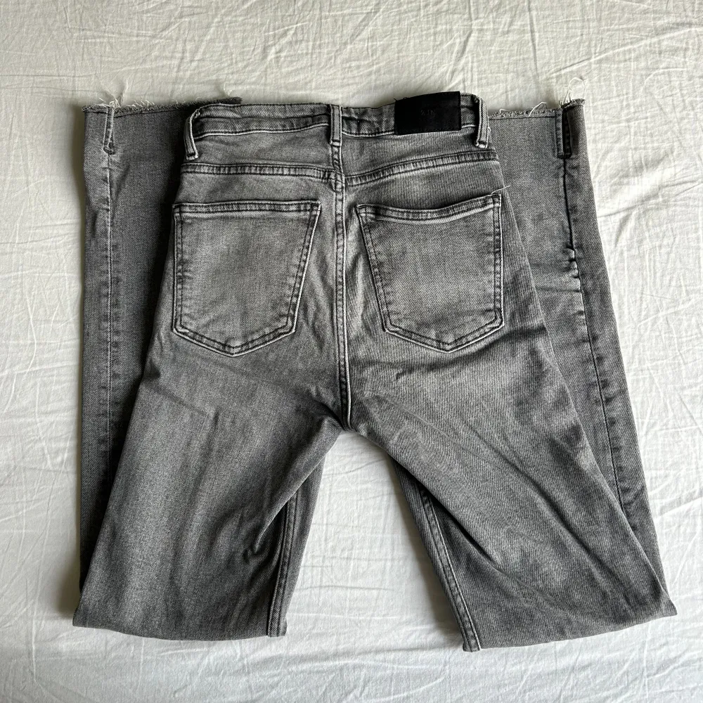 Midjemått: 32-34cm (stretchig) Innerbenslängd: 72cm. Jeans & Byxor.